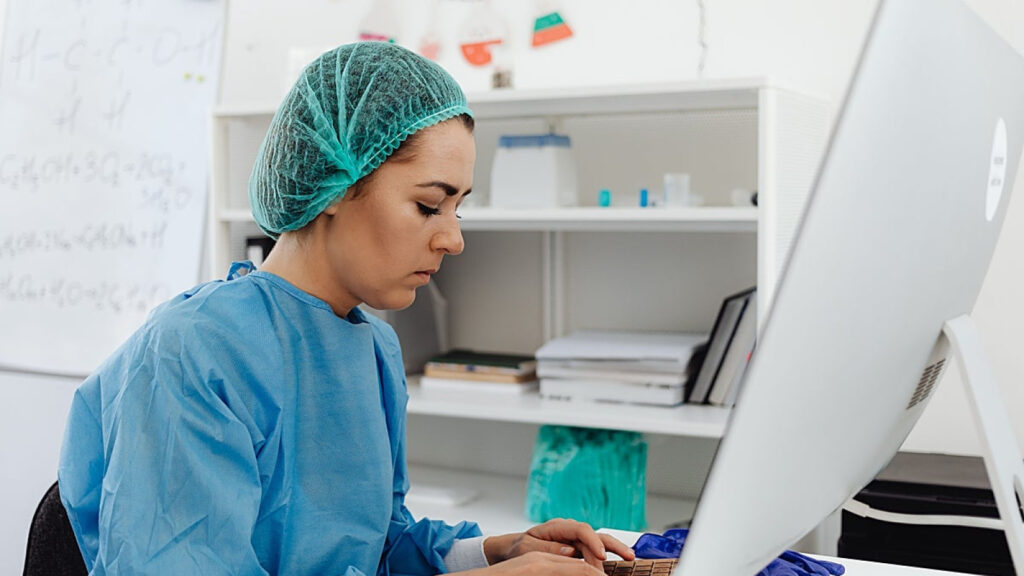 ¡Adiós, médicos! La IA de Microsoft podría dejar sin trabajo a miles de profesionales de la salud.